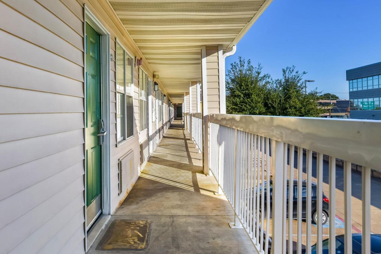 Hometowne Studios By Red Roof Dallas - North Addison - Tollway Екстер'єр фото
