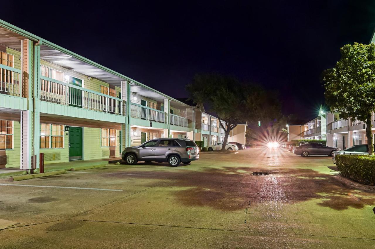 Hometowne Studios By Red Roof Dallas - North Addison - Tollway Екстер'єр фото