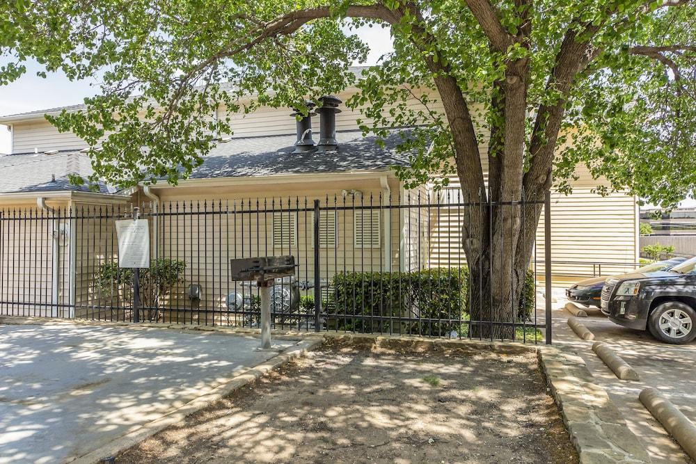 Hometowne Studios By Red Roof Dallas - North Addison - Tollway Екстер'єр фото