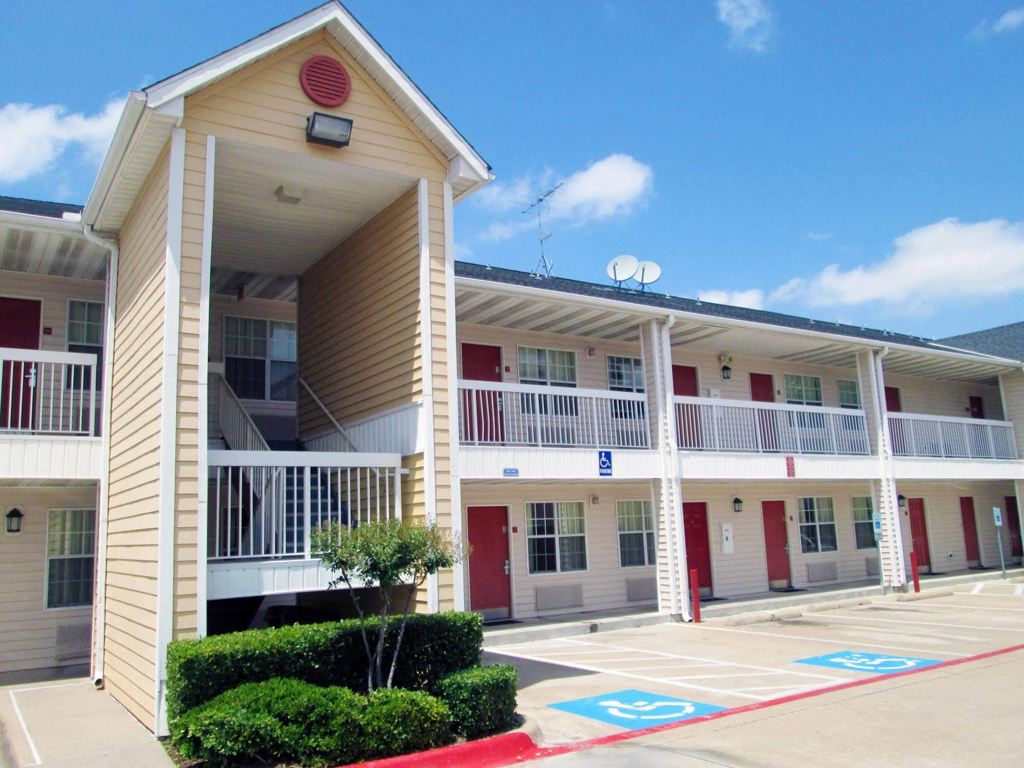 Hometowne Studios By Red Roof Dallas - North Addison - Tollway Екстер'єр фото